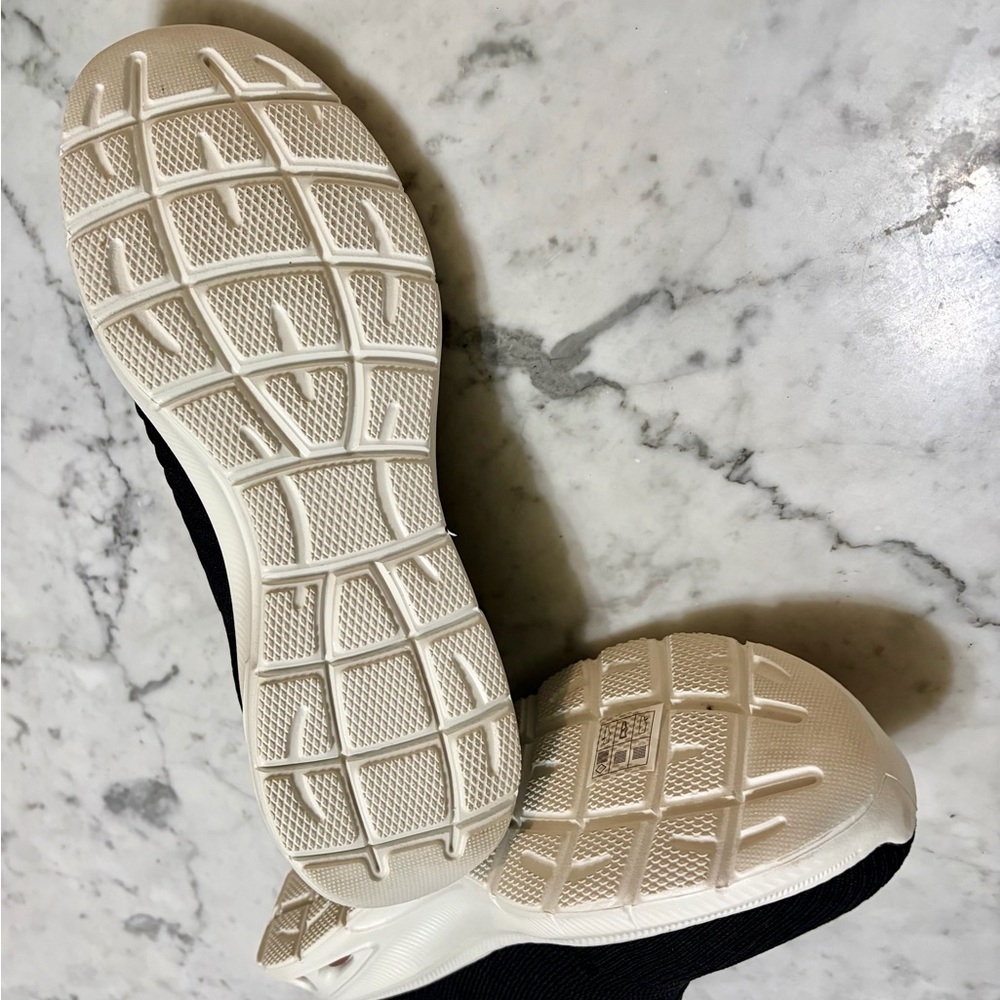 Skechers nwt ladies ’ Slip-On memory foam Sneakers in Black - Picture 8 of 12